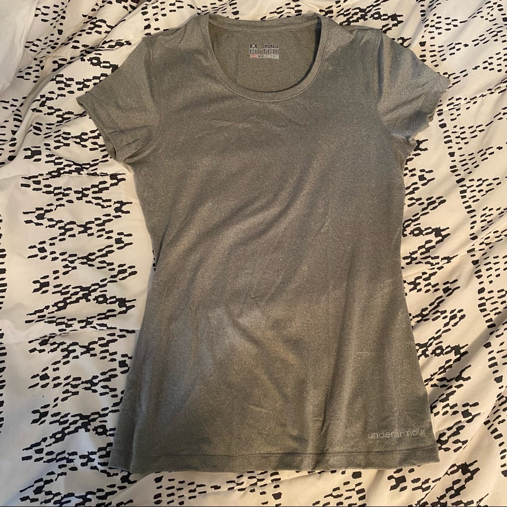 UA women’s fitted shirt - ⭐️ FREE SHIPPING ⭐️
